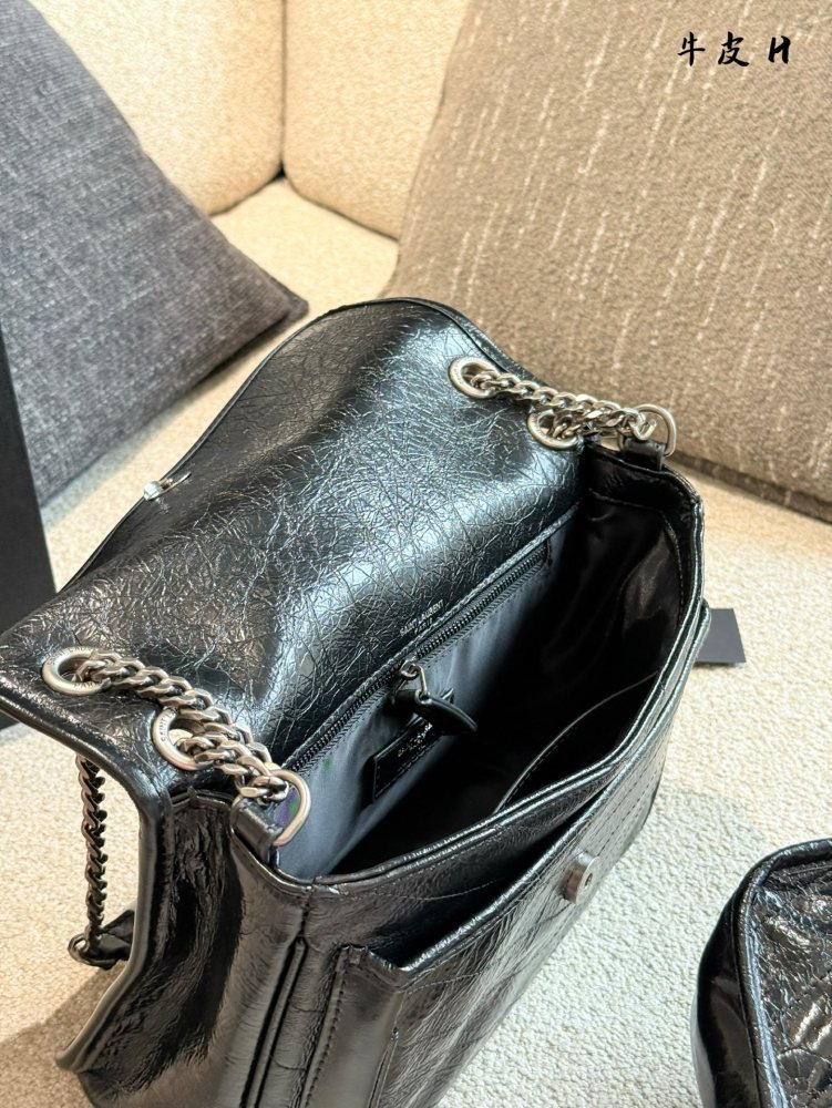 YSL | Popular Niki Baby Black Silver D-Button Oil Wax Leather Black YSL Button Decoration
More advanced and unique
YSL Niki Postman Bag Pure Leather P290p300
The collision of silver chain and black wax skin
It is the best interpretation full of perso...