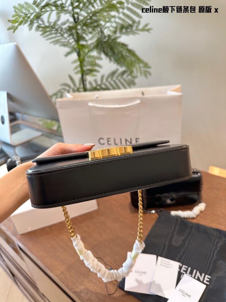 P215 Chain Terms
New Package Promotion | CELINE Hot selling Arc de Triomphe Underarm Bag
CELINE has released a new underarm bag, the Triomphe Shoulder Bag, following the Ava bag. Transform the Triumphal Arch backpack series into an underarm shoulder ...