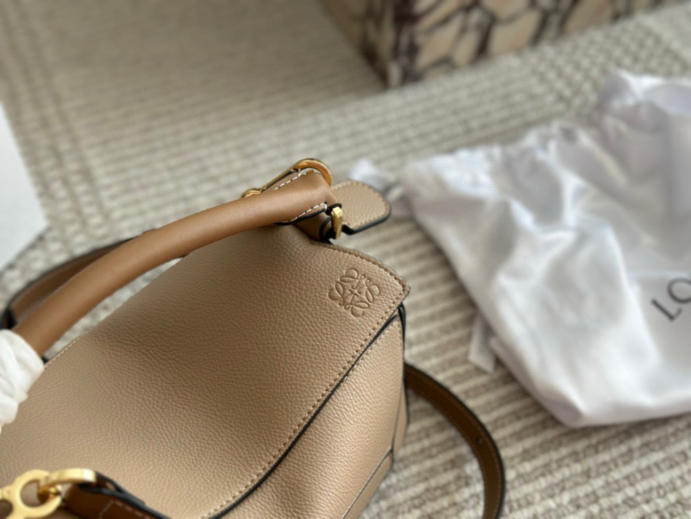 ￥225 
From now on, fans of the Luo family geometric bag family will surely be delighted with the addition of a bag to the Loewe puzzle. The classic geometric bag will once again attract fans with its mini bag! This time let's plant grass and see if ...
