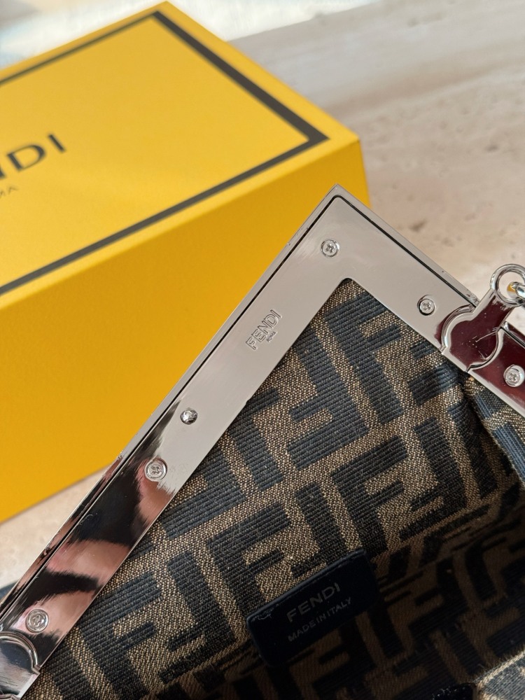 230 box
size：26*18cm
FENDI First handbag, how could a sweet summer be without it
You can hold it in your hand, cross it, or carry it on your back!
