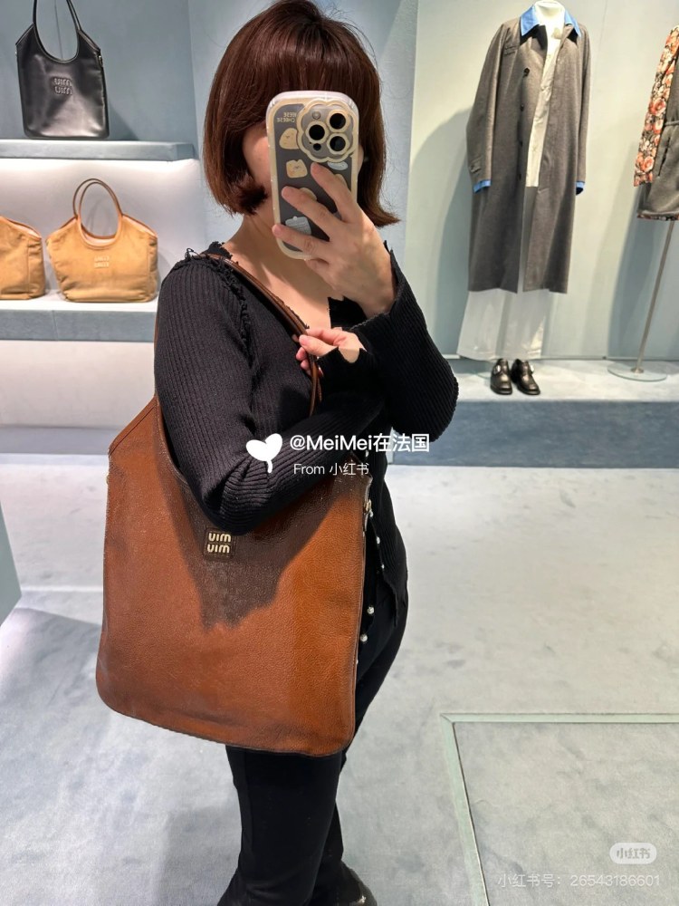 The glossy and distinctive temperament is filled with miumiu Akkadian wax cowhide tote