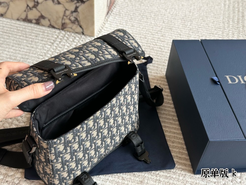 P270 original fabric
This flip up mailman bag is the latest addition to the fall 2024 collection, showcasing the brand's haute couture spirit with modern fashion design and adding charm to the Dior Hit the Road collection.
Dior Gravity leather in bei...