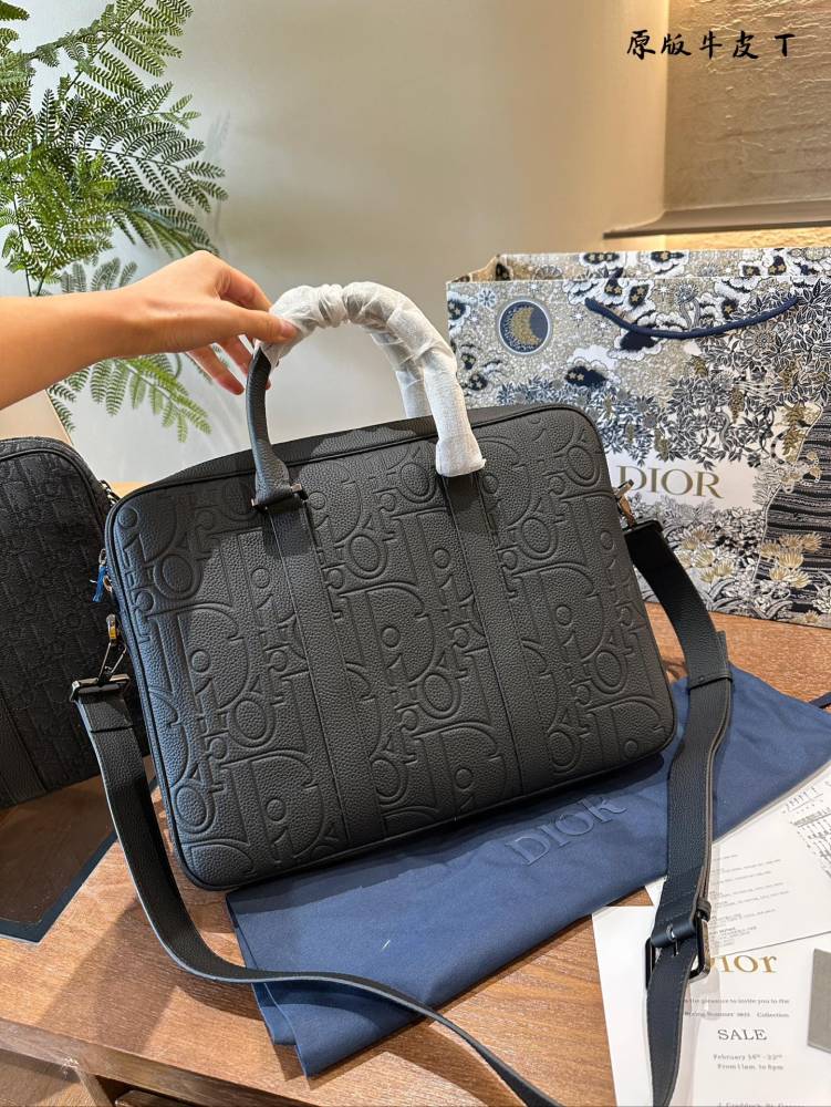 p340
Dior leather briefcase, a new trend in the workplace
Due to the use of genuine leather material, this briefcase feels very comfortable to the touch. Carrying it for a long time will not cause fatigue.
The compartments and pockets inside the bag ...