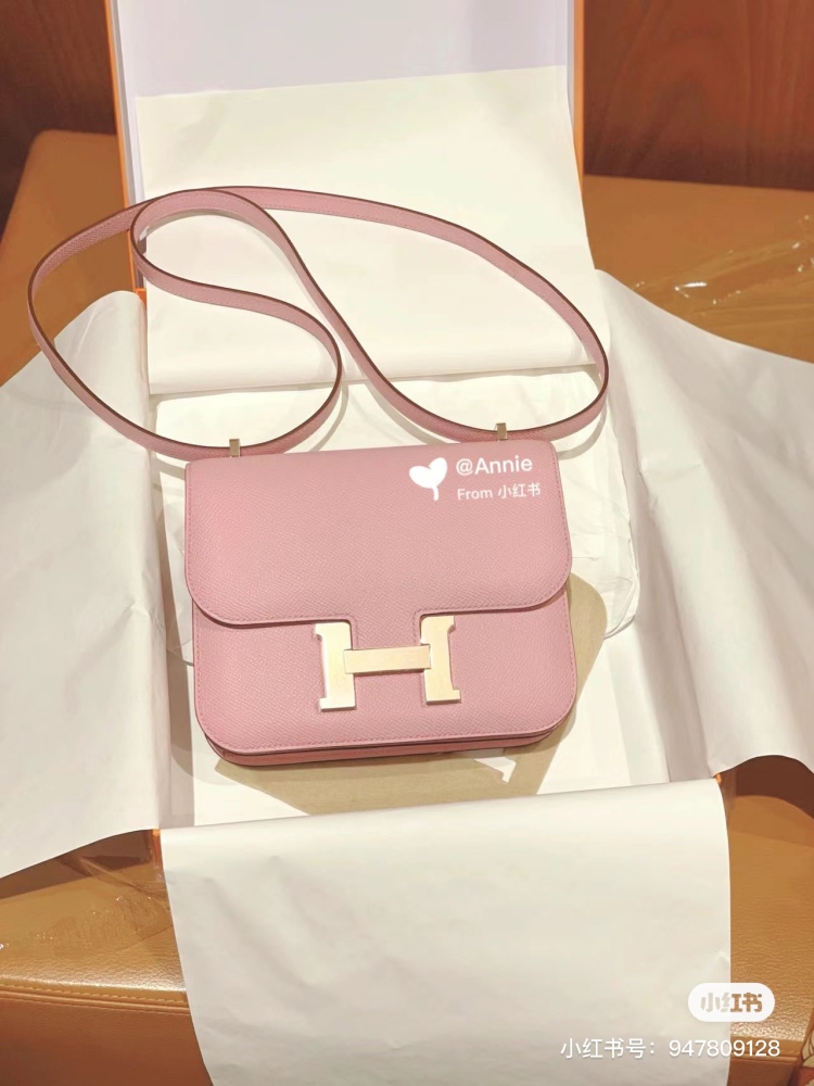 The second one: Kangkang 19constance 3Q cherry blossom powder is also a soft cherry blossom pink series
Paired with Hermes H large silver buckle
Highlighting the small and cute design of the bag
Similarly, the palm leather is really tender
Carrying t...