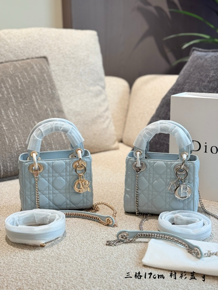 p245
Dior blues, breathtakingly beautiful!
This handbag highlights the minimalist aesthetic of the Lady Dior collection, embodying Dior's profound insight into elegance and beauty. The fashionable and elegant design is timeless, carefully crafted fro...