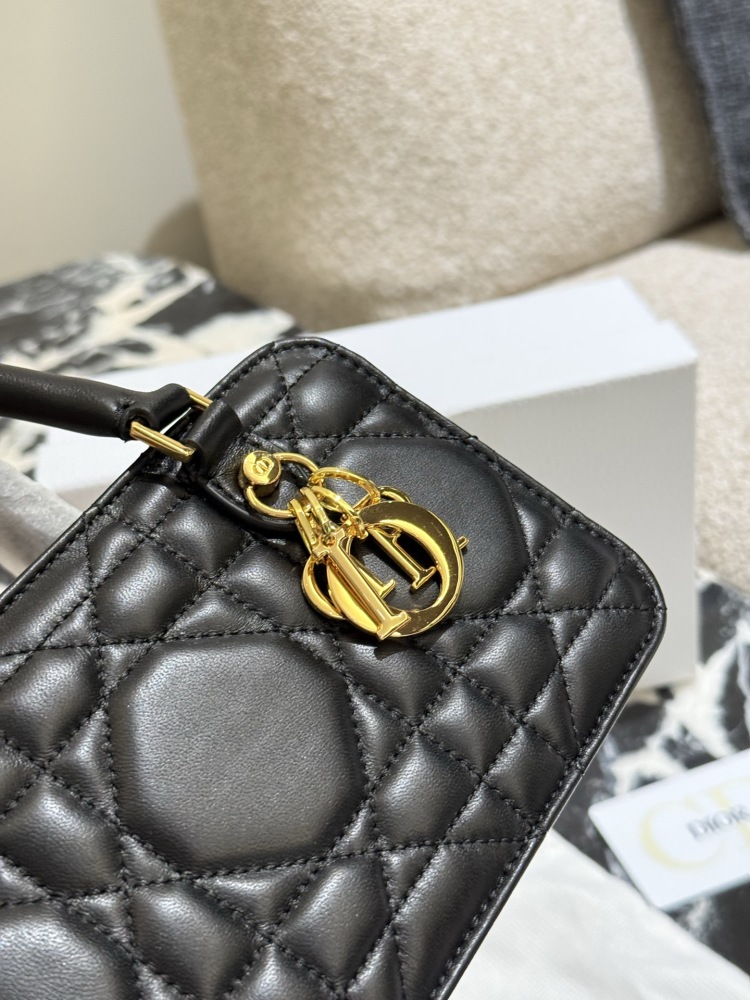 p340
DIOR sheepskin mini small square bag doctor bag
This Montaigne 30 series mini doctor bag is a new winter 2024 product, sewn with triangular lining, presenting a crisp design, fashionable and modern without losing practical functions. Crafted wit...