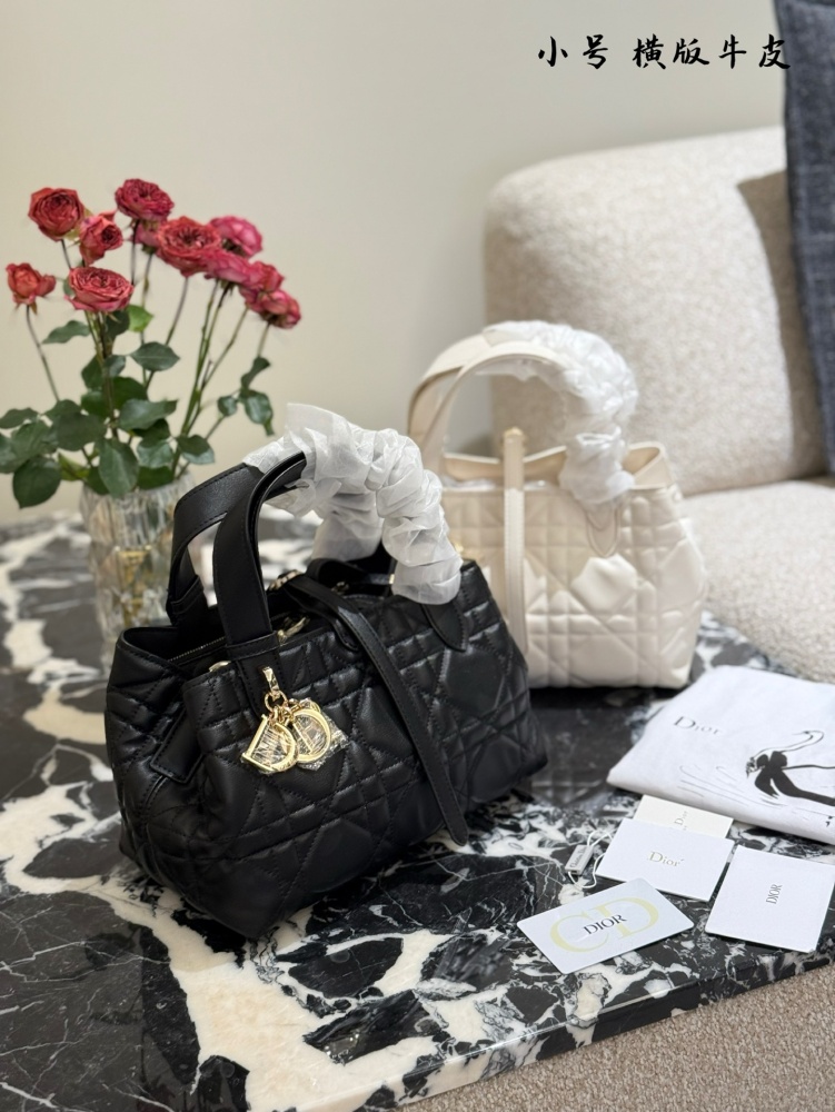 p320
Dior's horizontal indigenous bag is really a summer dish!
Vertical Toujours in Black and Milk Coffee Colors
The texture and appearance are truly exceptional! Wearing a coat or cotton jacket in winter is very suitable. Please help me recommend it...