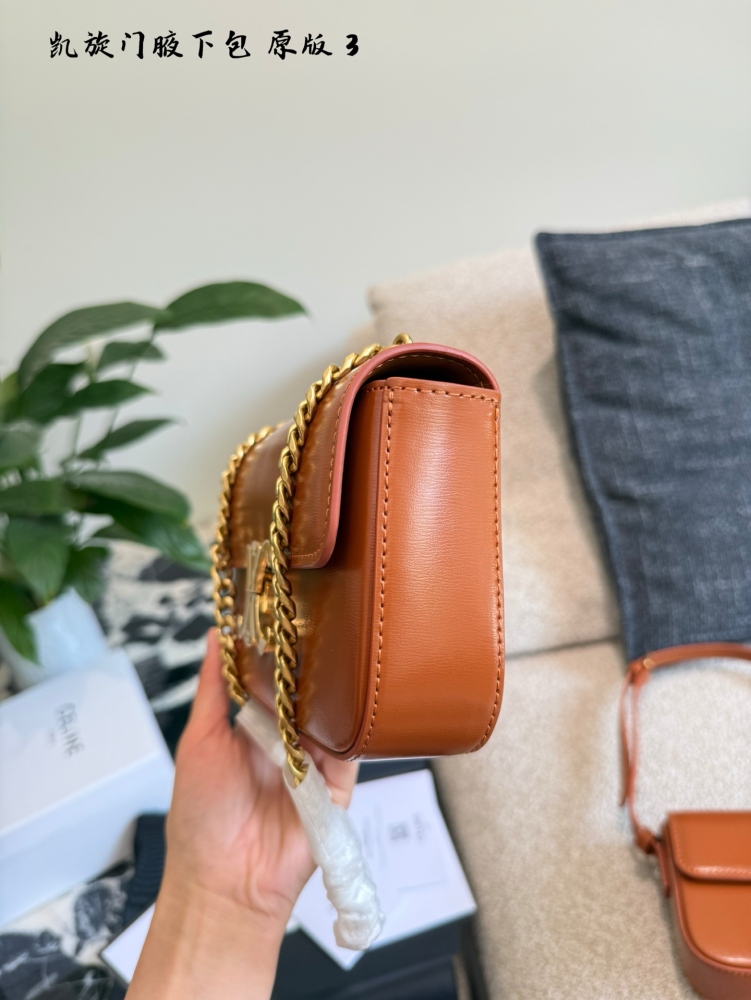 p225
What kind of immortal style is this? It's too explosive
CELINE Triomphe chain armpit bag small
Triumph means "victory, triumph" in French
The inspiration for the double C buckle of the bag comes from the rich paintings of the Arc de Triomphe Squ...