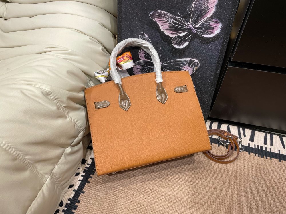Folding box ? Airplane Box
Hermes new Birkin house handbag
The elements of the house seem to bring fairy tales into reality
Unique and adorable, absolutely eye-catching ??
Open the mouth, pick up the casual, lazy and buckle up temperament
Exqui...