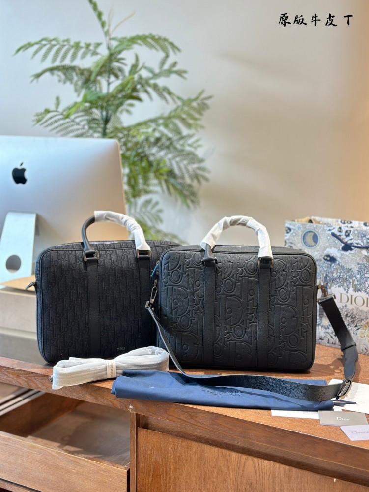 p340
Dior leather briefcase, a new trend in the workplace
Due to the use of genuine leather material, this briefcase feels very comfortable to the touch. Carrying it for a long time will not cause fatigue.
The compartments and pockets inside the bag ...
