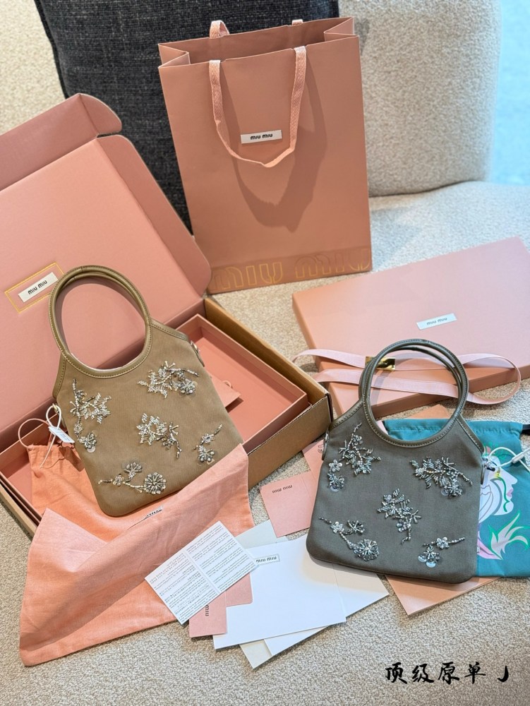 p420
Miu Miu canvas ivy, no one can resist its beauty
Miumiu Handmade Bead Series
The actual product is too dazzling. 15 × 20 pictures, complete packaging