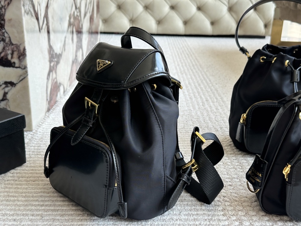 220 sets of boxes
size：21 24cm
Prada Hobo Nylon Backpack
Seeing the physical object is truly perfect!
package ??
Designed to be super convenient and comfortable!