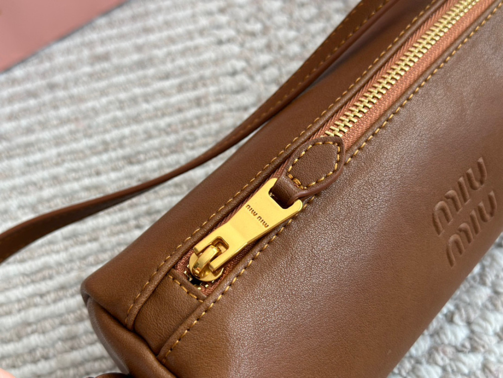 210 with pendant
Size: 22 9cm with box
Who has the joy of miumiu's small cylinder
Miumiu pencil case bag made of old Nappa leather
Very retro flavor paired with lamb wool. Mary Jane is a pseudo intellectual with a refined look today