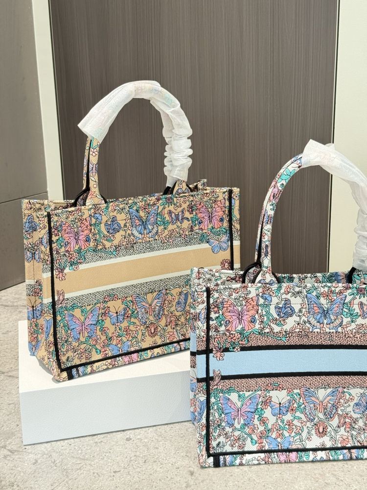 P290 Spring New Collection
Dior | ww This bag has the name INFP Butterfly written on it! Butterflies flap their wings, and all things are colorful
When butterflies flap their wings and sweep through the summer, everything is endowed with vitality. Th...