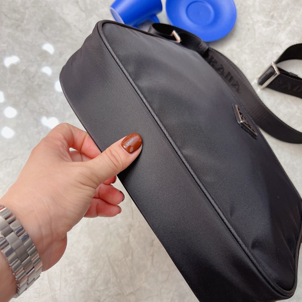Prada PRADA's latest horizontal shoulder crossbody bag is now available for shipment. It is a high-end luxury original board made of imported waterproof fabric with a cross patterned top layer cowhide. The luxury triangle mark hardware features a cle...