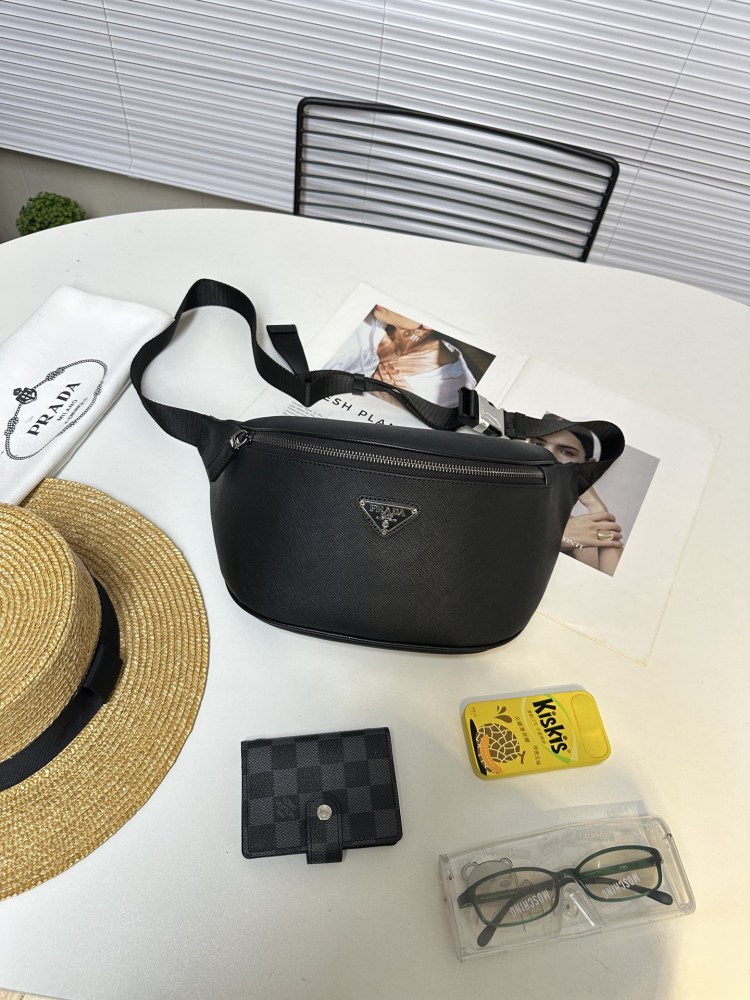 The latest Prada cross chest bag/waist pack! PVC model 2VH033 classic and versatile! Super textured and comfortable to the touch, with meticulous workmanship. Made of Taiwanese fabric, it is definitely a bag with a very high sex ratio, inheriting the...