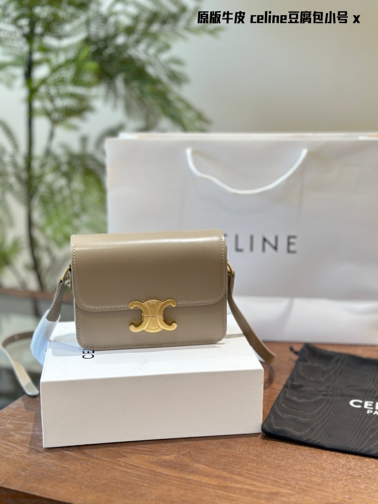 Original version x
Celine Triumphal Arch Tofu Bun
The meaning of 'Chong' is also to collect fragrance
The armpit bag of the Arc de Triomphe has a much larger capacity than imagined
Daily back is completely enough
Black is never wrong - it can be worn...