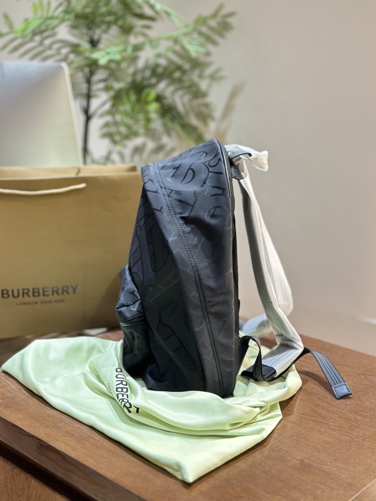 p240
The most frequently asked backpack
This exterior color is not Burberry's traditional beige British style, but rather a black base with the Burberry logo embossed on the backpack, giving it a low-key and steady yet elegant look. The texture is re...
