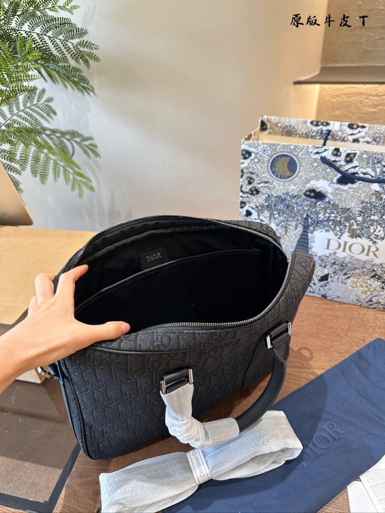 p340
Dior leather briefcase, a new trend in the workplace
Due to the use of genuine leather material, this briefcase feels very comfortable to the touch. Carrying it for a long time will not cause fatigue.
The compartments and pockets inside the bag ...
