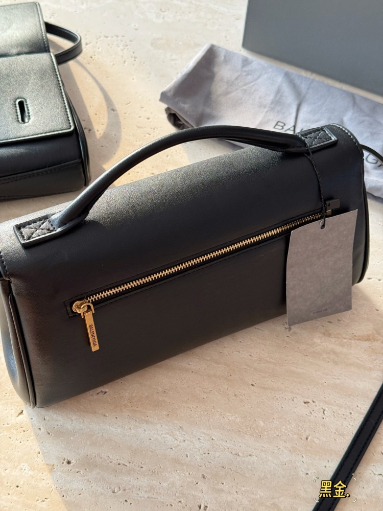 270 boxes
size：28*15cm
Balenciaga's new Belair large silhouette bag
Soft oversized bag
The feeling of laziness on the upper body is immediately felt
I really like this convenient and cool super practical big bag!
?? cowhide