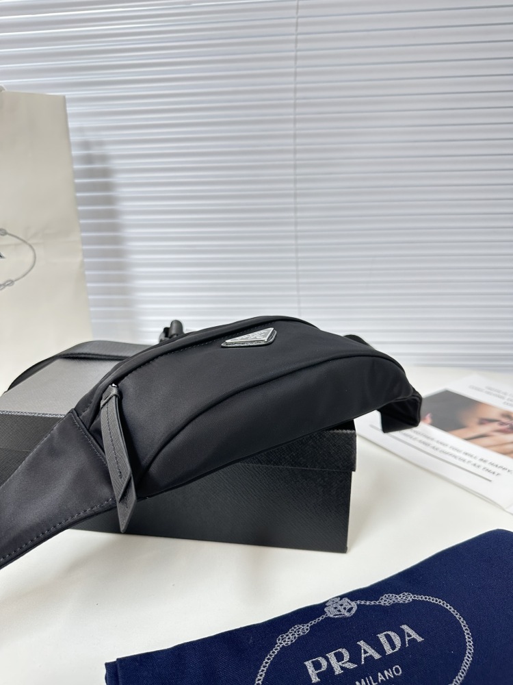 Comes with a gift box size of 2 5x 11 x 5 PRADA waist bag/chest bag model 2VL034. This waist bag design is not only practical but also enhances the overall design sense, making it easy to raise the body proportion. The bag can be worn as a chest bag ...