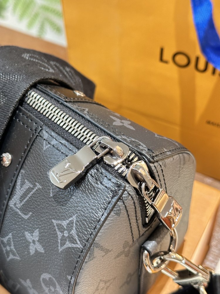 p260
New LV KEEPALL 25 Black Grey Old Flower
The new generation of LV men's bags is coming, and the new men's bag Keepall 25 is coming
I used City Keepall's nylon straps and luggage tag pendant, along with
Made of KeepallXS body combination.
Black an...