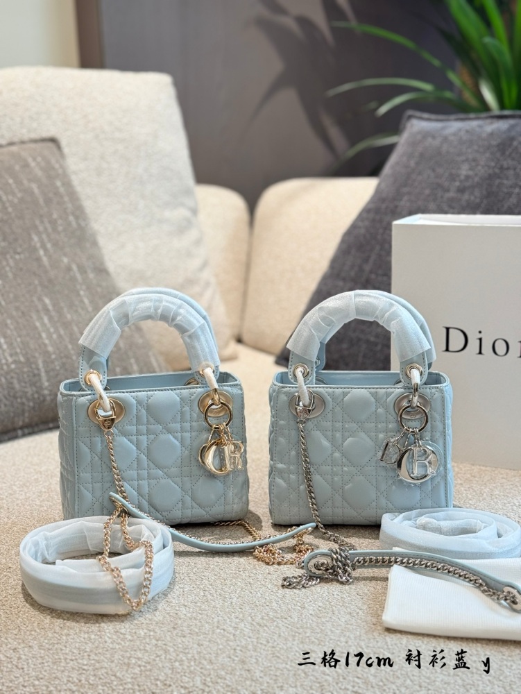p245
Dior blues, breathtakingly beautiful!
This handbag highlights the minimalist aesthetic of the Lady Dior collection, embodying Dior's profound insight into elegance and beauty. The fashionable and elegant design is timeless, carefully crafted fro...