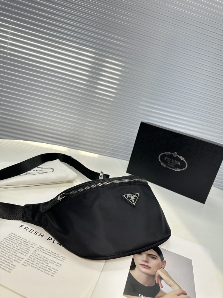 The latest Prada cross chest bag/waist pack! Model 2VH033 classic and versatile! Super textured and comfortable to the touch, with meticulous workmanship. Made of Taiwanese fabric, it is definitely a bag with a very high sex ratio, inheriting the cla...