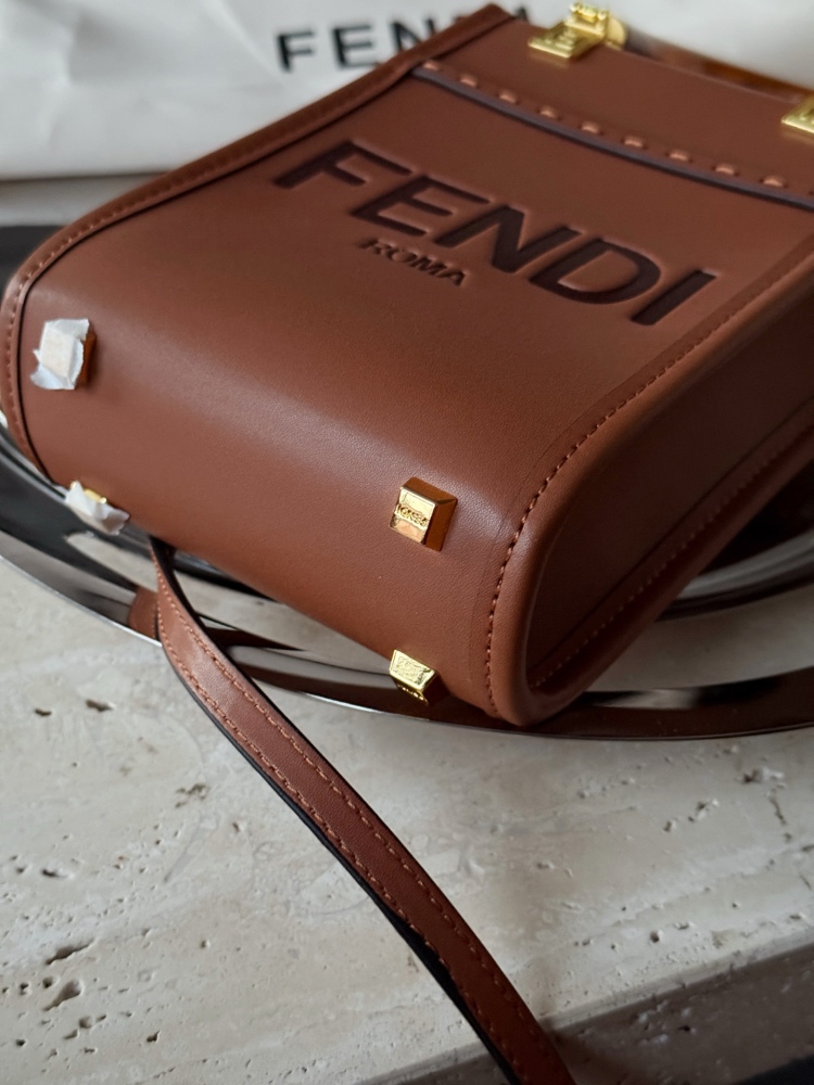 225 boxes
size：13*18cm
Exquisite small bag
FENDI Super Hot F Home
sunshine mini tote~
A small and exquisite bag
Classic retro style, fashionable and durable!