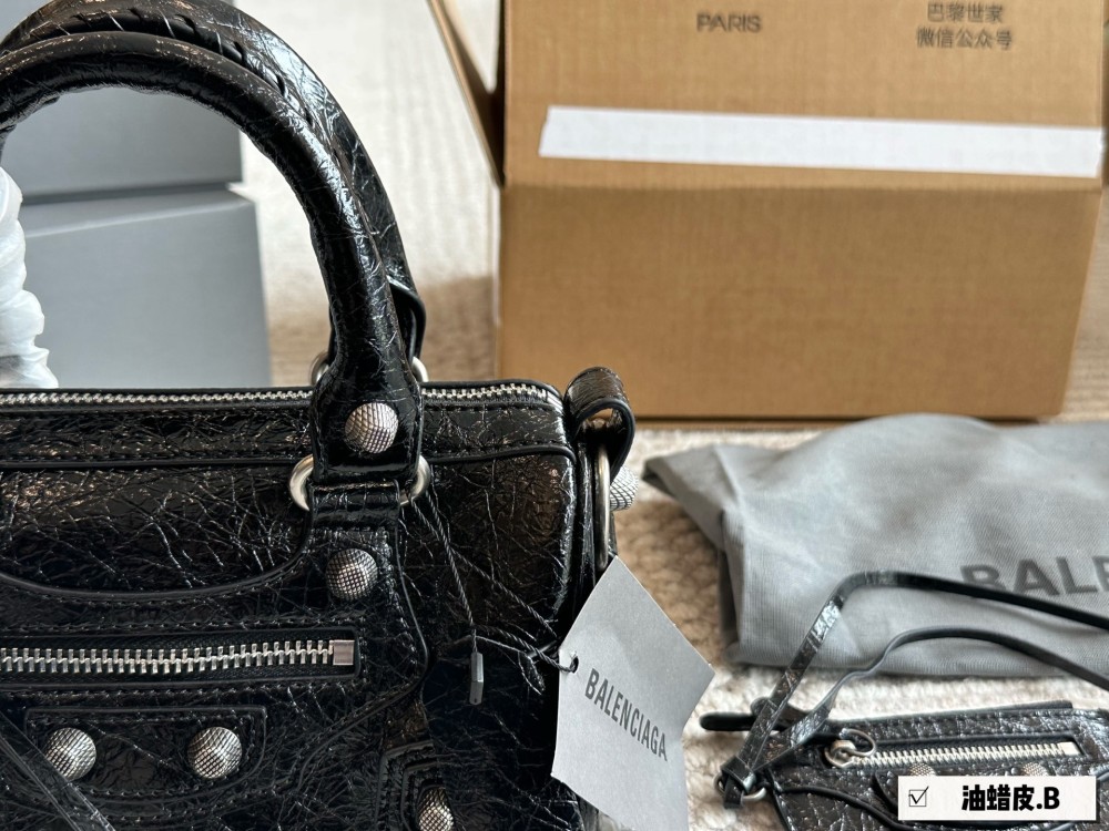 p295
The Parisian aristocratic duffle bag pillow bag is so cute!! A small and versatile artifact!! The newly released Cagole series by Balenciaga has taken a hard time with me, as shown in the picture
Dreaming back to the motorcycle era, even motorcy...