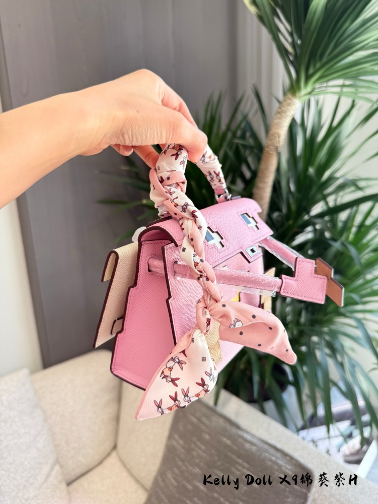 p490
Hermes Kelly doll
Size/Twenty Dog/Size: 1 8x6x1 5cm
It's said that flaunting wealth and cars is better than flaunting dolls
This is showing off! The 0 Blind Stitch technique requires superb manual skills and experience, requiring seamstresses to...