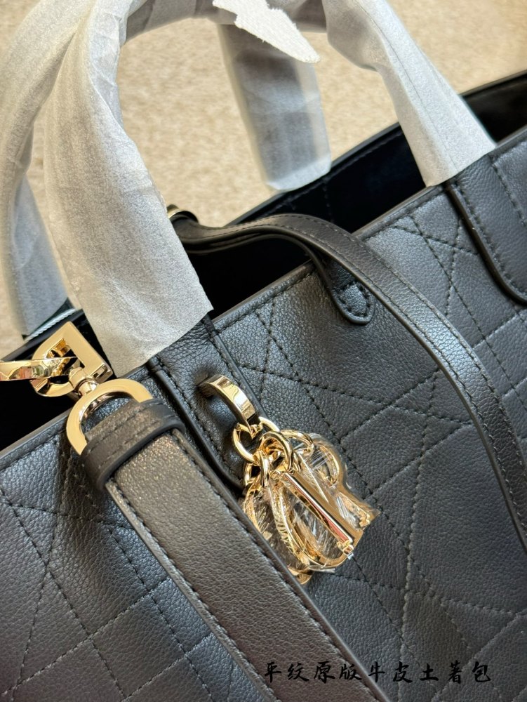 p330p340
The Dior Toujours oil wax leather bag that was asked about was so beautiful that it was a foul. # Fashion is reincarnation, I don't allow it. There are still people who don't know about this treasure bag of Dior Toujours oil wax leather!
The...