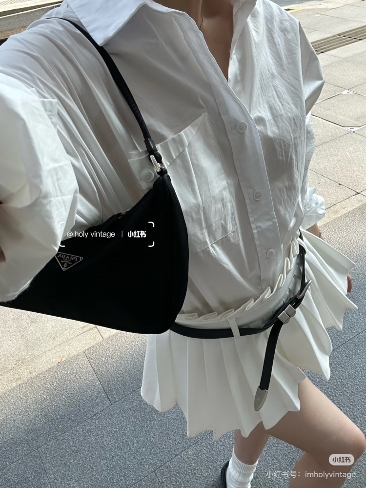 Prada Hobo 2005 Black Leather Spliced Underarm Bag
Prada's popularity lies solely in a Hobo handbag, amidst the retro trend of recent years.
This bag from the 1990s has returned to the fashion circle, coupled with the continuous street shooting bombi...