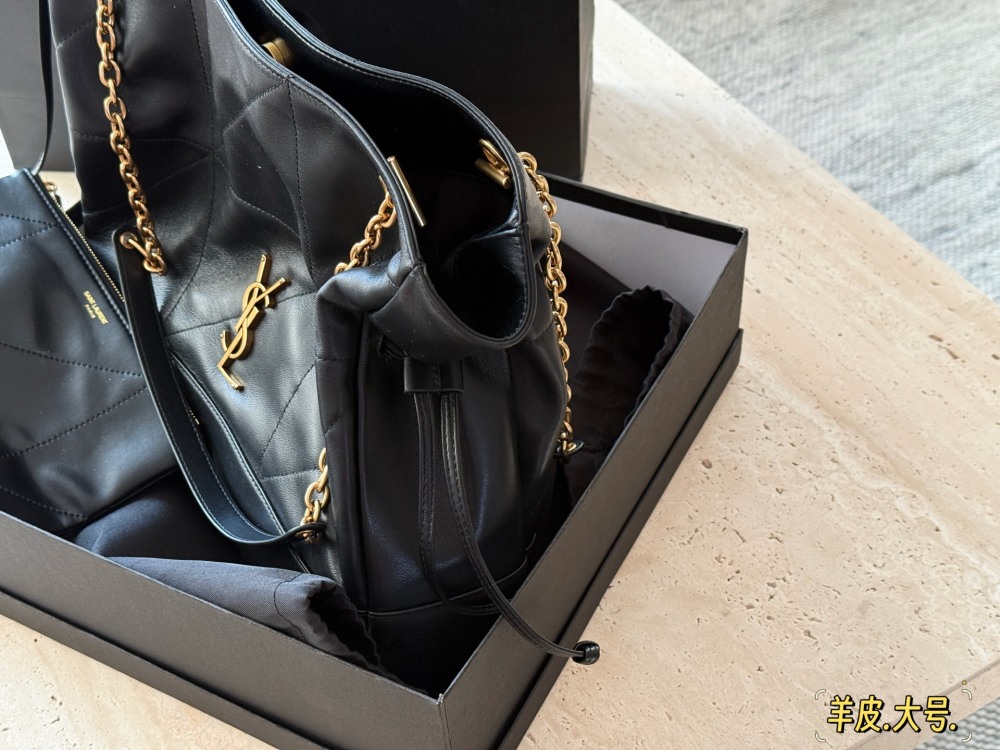 330 360 Boxless Sheepskin
Size: 27 * 29cm (small size)
35 * 35cm (large size)
YSL Yangshulin Shopping Bag
Too beautiful upper body, Jamie Large Pochon
The new model is so beautiful!
Back and body super fashionable! Can be on one shoulder or both shou...