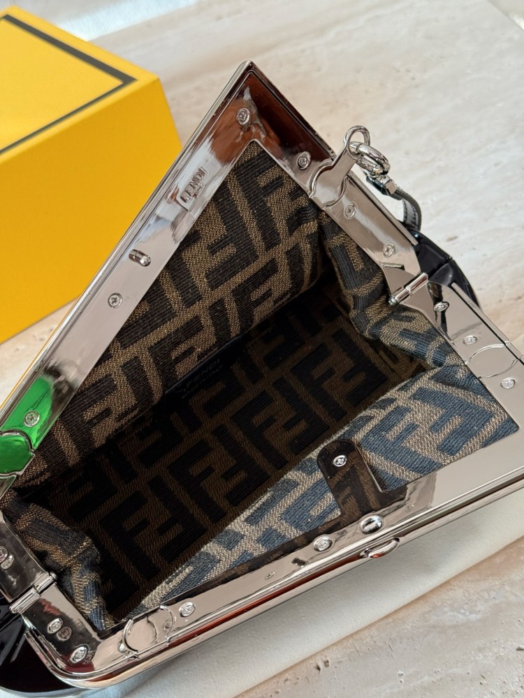 230 box
size：26*18cm
FENDI First handbag, how could a sweet summer be without it
You can hold it in your hand, cross it, or carry it on your back!