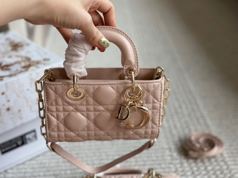 、
Dior lady's new long sheepskin powder full set packaging
Dior's all-new D-joy is making a strong comeback, with the rhythm of a big hit. The bag comes with two shoulder straps and multiple back styles, making the upper body both beautiful and sty...