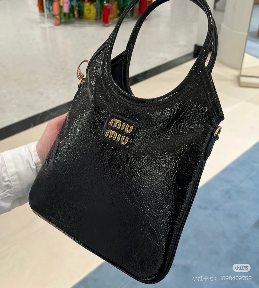 The glossy and distinctive temperament is filled with miumiu Akkadian wax cowhide tote