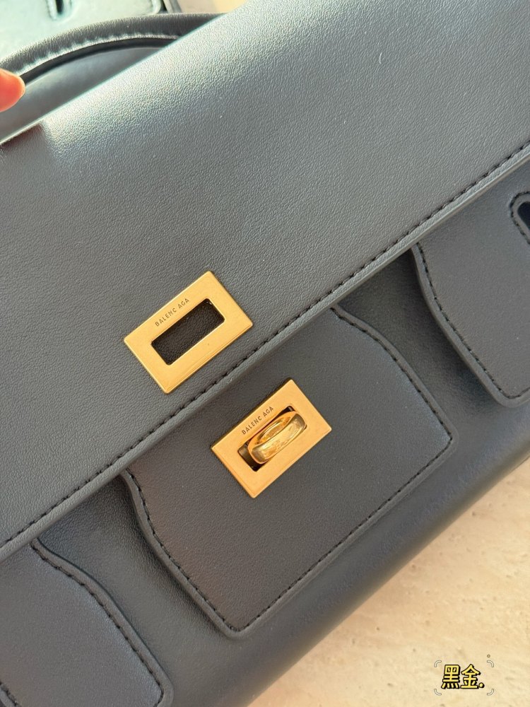 270 boxes
size：28*15cm
Balenciaga's new Belair large silhouette bag
Soft oversized bag
The feeling of laziness on the upper body is immediately felt
I really like this convenient and cool super practical big bag!
?? cowhide