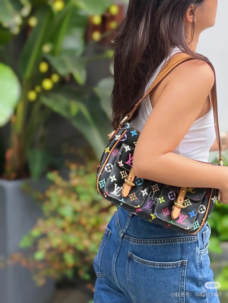 Without a black and white tri color series, it's hard to say that you're an LV expert - LV Village Shanglong not only represents classic beauty
It also represents unique value
-This beautiful black tricolor is extremely rare and precious.
As a popula...