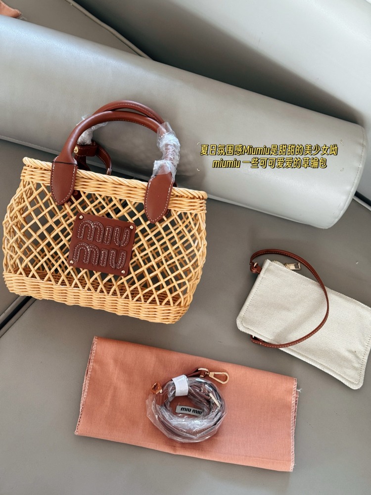 250 boxes
size：24*18cm
Miumiu Summer Limited Edition|
New woven vegetable basket
A chaotic hobo bamboo woven bag with a raging fire
The cute cowhide iconic logo becomes a highlight, it's so beautiful