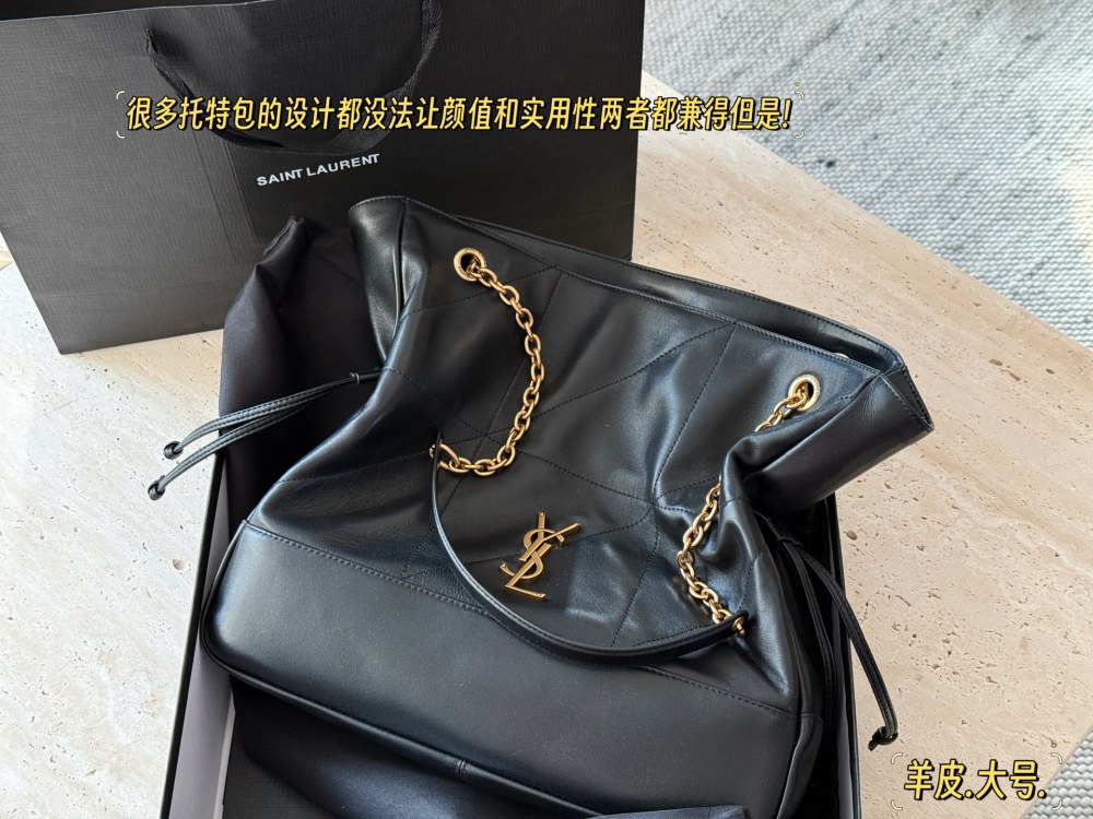 330 360 Boxless Sheepskin
Size: 27 * 29cm (small size)
35 * 35cm (large size)
YSL Yangshulin Shopping Bag
Too beautiful upper body, Jamie Large Pochon
The new model is so beautiful!
Back and body super fashionable! Can be on one shoulder or both shou...