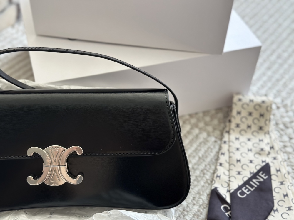 230 box
size：28*12cm
Celine's new black silver LOLA handbag
The new season's LOLA silver hardware color scheme is even more cool and vibrant