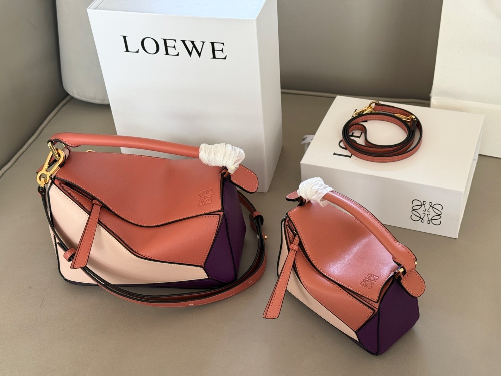 225 255 box
Size: 18 * 10cm (mini)
24 * 15cm (large size)
Loewe Geometry Package Puzzle
Truly cannot be missed,
?? Cowhide quality!
Completely hold on!
Puzzle cranberry color blocking
Even high-level ones have to overflow