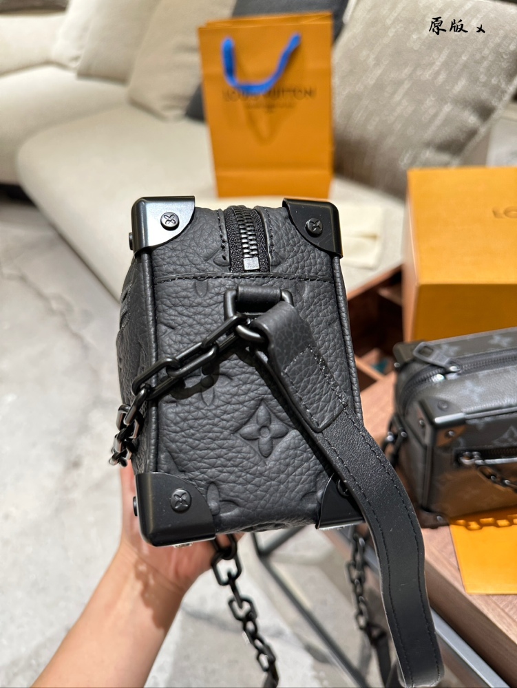 p265p285
LV Soft Box Package Black Warrior:
LV's soft box pack Black Warrior has a mysterious and cool temperament. The combination of black Monogram coated canvas and black leather showcases the brand's unique luxury charm. Its appearance is tough y...