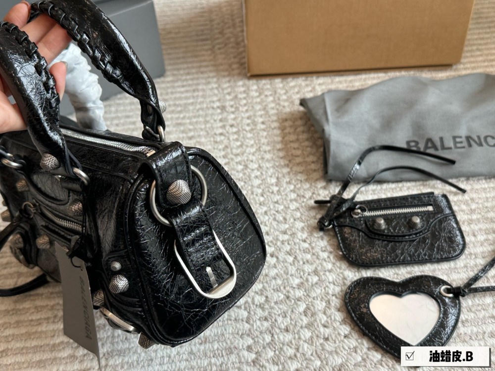 p295
The Parisian aristocratic duffle bag pillow bag is so cute!! A small and versatile artifact!! The newly released Cagole series by Balenciaga has taken a hard time with me, as shown in the picture
Dreaming back to the motorcycle era, even motorcy...