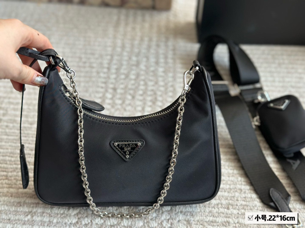 p195p205p215
Top quality packaging
21cm small, 24cm medium, 28cm large (base length)
Prada Hobo Three in One!
?? Export orders to South Korea!
?? The quality is super good!!
A large dumpling like bag with a small bag, a wide shoulder strap an...
