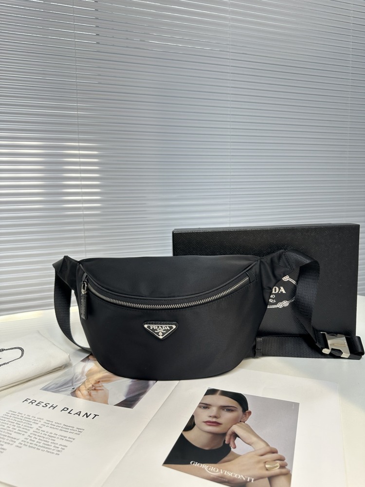 The latest Prada cross chest bag/waist pack! Model 2VH033 classic and versatile! Super textured and comfortable to the touch, with meticulous workmanship. Made of Taiwanese fabric, it is definitely a bag with a very high sex ratio, inheriting the cla...