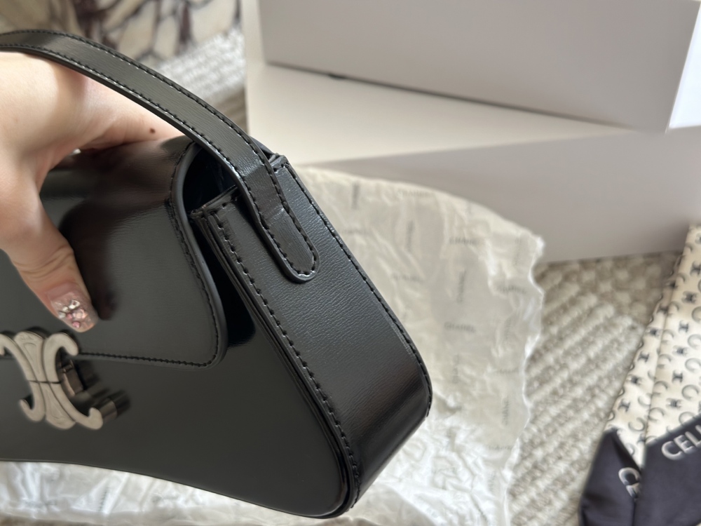 230 box
size：28*12cm
Celine's new black silver LOLA handbag
The new season's LOLA silver hardware color scheme is even more cool and vibrant
