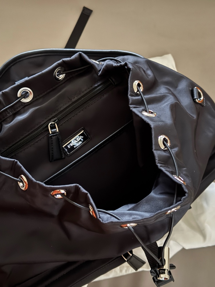 270 without box
size：37*46cm
Prada Nylon Backpack
24-hour fashion show!
Can be carried on both shoulders or one shoulder!
The simple layout and large storage space make it easy to accommodate laptop files, and the details are perfect