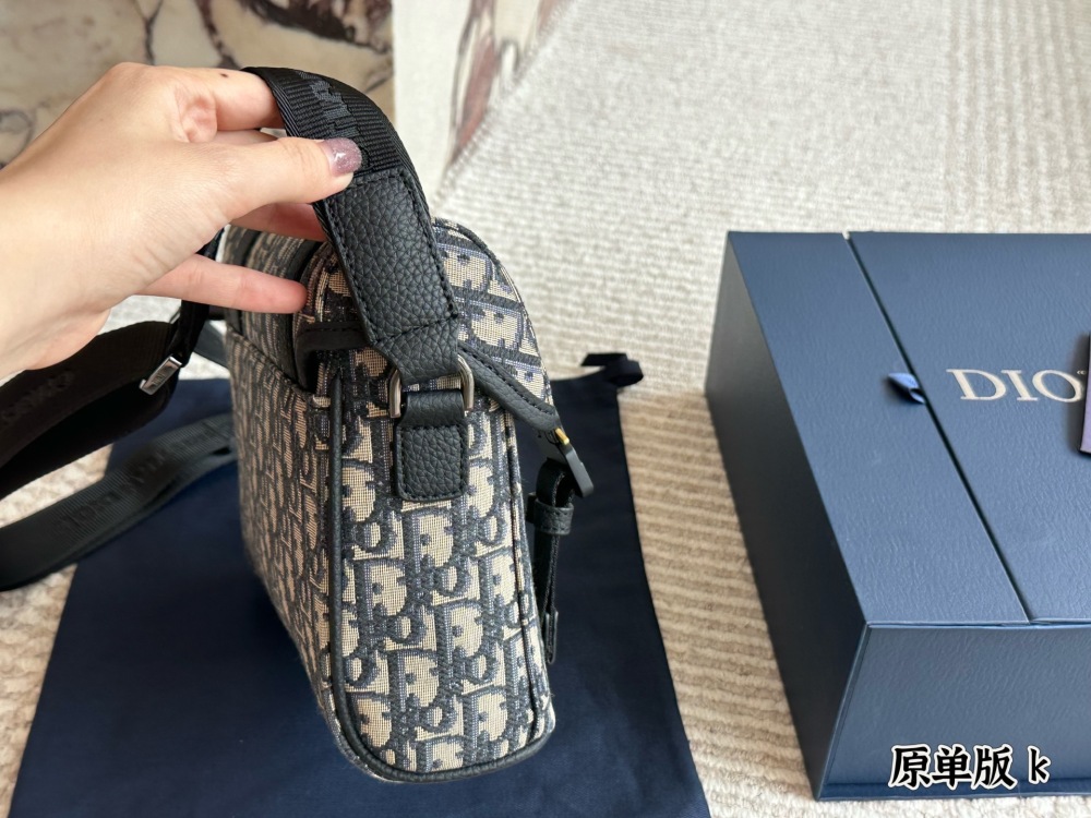 P270 original fabric
This flip up mailman bag is the latest addition to the fall 2024 collection, showcasing the brand's haute couture spirit with modern fashion design and adding charm to the Dior Hit the Road collection.
Dior Gravity leather in bei...